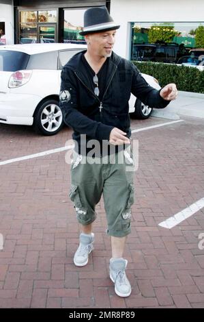 Komiker, Fernsehstar und selbsternannter Germaphobe Howie Mandel steigt aus seinem roten Mini-Smart aus und signiert ein Autogramm, bevor er im Nobu Restaurant speist. Los Angeles, Kalifornien. 07/03/10. Stockfoto