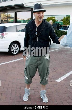 Komiker, Fernsehstar und selbsternannter Germaphobe Howie Mandel steigt aus seinem roten Mini-Smart aus und signiert ein Autogramm, bevor er im Nobu Restaurant speist. Los Angeles, Kalifornien. 07/03/10. Stockfoto