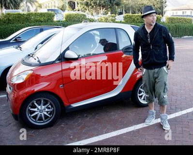 Komiker, Fernsehstar und selbsternannter Germaphobe Howie Mandel steigt aus seinem roten Mini-Smart aus und signiert ein Autogramm, bevor er im Nobu Restaurant speist. Los Angeles, Kalifornien. 07/03/10. Stockfoto