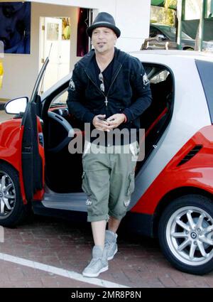 Komiker, Fernsehstar und selbsternannter Germaphobe Howie Mandel steigt aus seinem roten Mini-Smart aus und signiert ein Autogramm, bevor er im Nobu Restaurant speist. Los Angeles, Kalifornien. 07/03/10. Stockfoto