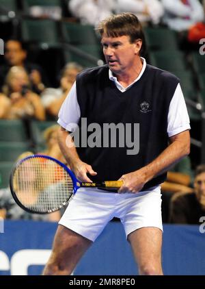 Jimmy Connors spielt während des HSBC Tennis Cup im BankAtlantic Center in Sunrise, FL, gegen Jim Courier. 22. September 2011 Stockfoto