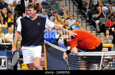 Jimmy Connors spielt während des HSBC Tennis Cup im BankAtlantic Center in Sunrise, FL, gegen Jim Courier. 22. September 2011 Stockfoto