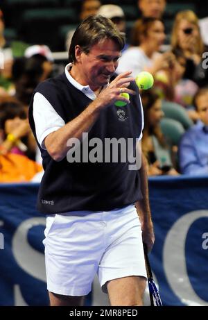 Jimmy Connors spielt während des HSBC Tennis Cup im BankAtlantic Center in Sunrise, FL, gegen Jim Courier. 22. September 2011 Stockfoto