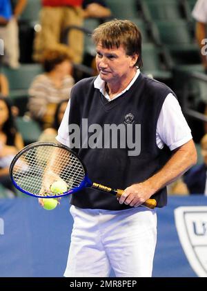 Jimmy Connors spielt während des HSBC Tennis Cup im BankAtlantic Center in Sunrise, FL, gegen Jim Courier. 22. September 2011 Stockfoto