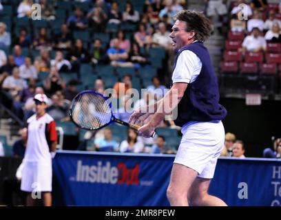 Jimmy Connors spielt während des HSBC Tennis Cup im BankAtlantic Center in Sunrise, FL, gegen Jim Courier. 22. September 2011 Stockfoto