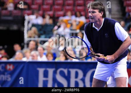 Jimmy Connors spielt während des HSBC Tennis Cup im BankAtlantic Center in Sunrise, FL, gegen Jim Courier. 22. September 2011 Stockfoto