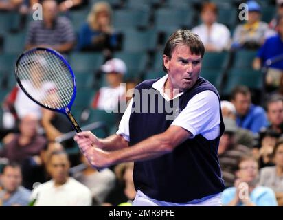 Jimmy Connors spielt während des HSBC Tennis Cup im BankAtlantic Center in Sunrise, FL, gegen Jim Courier. 22. September 2011 Stockfoto