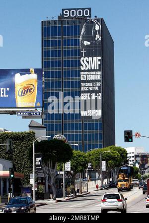 EXKLUSIV!! Eine 12-stöckige Kunstmauer mit dem ikonischen Bild von Ozzy Osbourne wurde an der Seite eines Gebäudes auf dem Sunset Strip platziert. Das große Banner wirbt für das Sunset Strip Music Festival und lautet: „SSMF Honors Rock Icon Ozzy Osbourne, The Sunset Strip Music Festival, 10.-12. September www.ssmf.com.' Los Angeles, Kalifornien. 8/25/09. Stockfoto