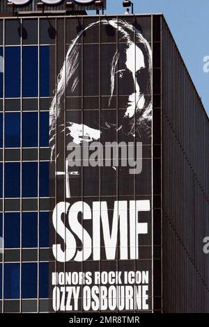 EXKLUSIV!! Eine 12-stöckige Kunstmauer mit dem ikonischen Bild von Ozzy Osbourne wurde an der Seite eines Gebäudes auf dem Sunset Strip platziert. Das große Banner wirbt für das Sunset Strip Music Festival und lautet: „SSMF Honors Rock Icon Ozzy Osbourne, The Sunset Strip Music Festival, 10.-12. September www.ssmf.com.' Los Angeles, Kalifornien. 8/25/09. Stockfoto