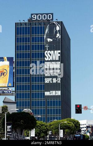 EXKLUSIV!! Eine 12-stöckige Kunstmauer mit dem ikonischen Bild von Ozzy Osbourne wurde an der Seite eines Gebäudes auf dem Sunset Strip platziert. Das große Banner wirbt für das Sunset Strip Music Festival und lautet: „SSMF Honors Rock Icon Ozzy Osbourne, The Sunset Strip Music Festival, 10.-12. September www.ssmf.com.' Los Angeles, Kalifornien. 8/25/09. Stockfoto