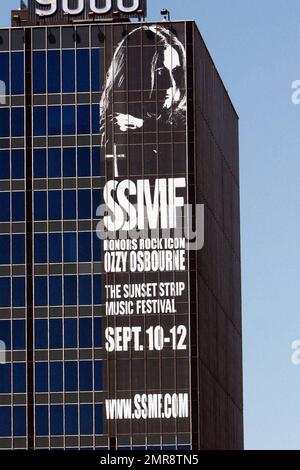 EXKLUSIV!! Eine 12-stöckige Kunstmauer mit dem ikonischen Bild von Ozzy Osbourne wurde an der Seite eines Gebäudes auf dem Sunset Strip platziert. Das große Banner wirbt für das Sunset Strip Music Festival und lautet: „SSMF Honors Rock Icon Ozzy Osbourne, The Sunset Strip Music Festival, 10.-12. September www.ssmf.com.' Los Angeles, Kalifornien. 8/25/09. Stockfoto