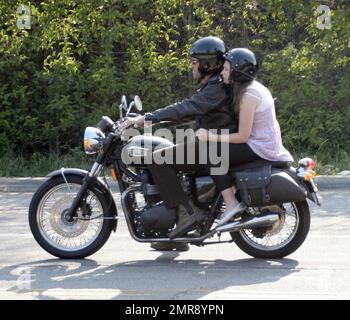 Exklusiv!! Hugh Laurie fährt mit seiner Tochter Rebecca auf seinem Triumph Bonneville Motorrad in Beverly Hills, Kalifornien, 8/22/07. Stockfoto