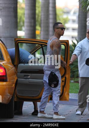 Die Jungs der Band „JLS“ wurden gesehen, wie sie in ihrem luxuriösen Fountainebleau Miami Beach Hotel ankamen, bewaffnet mit Taschen voller Durex Kondome, bereit, Marvin Humes Junggesellenabschied zu feiern. Humes, die Rochelle Wiseman heiraten wird, zusammen mit dem Rest der Band und ihrem Gefolge, kam gestern Abend aus Las Vegas für einen einwöchigen Junggesellenurlaub. Miami Beach, Florida, 5. Mai 2012. Stockfoto