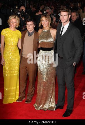 Elizabeth Banks, Josh Hutcherson, Jennifer Lawrence und Liam Hemsworth bei der europäischen Premiere der „The Hunger Games“ in der O2 Arena. London, Großbritannien. 15. März 2012 Stockfoto
