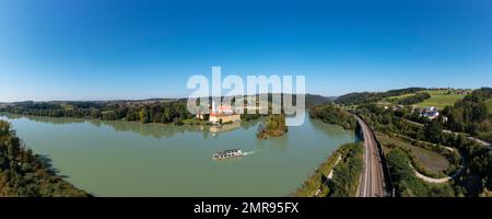 Drohnenschuss, Blick von der österreichischen Seite des Gasthauses zum Kloster Vornbach mit Ausflugsboot, Neuhaus am Inn, Bäderdreieck, Niederbayern, Bayern Stockfoto