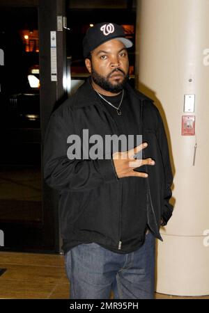 EXKLUSIV!! Rapper Ice Cube zeigt am Los Angeles International Airport in Los Angeles, Kalifornien, ein Friedenszeichen, während er für Fotos posiert. 11/5/09. . Stockfoto