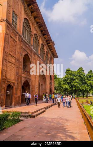 Eine vertikale Aufnahme von Touristen und antiken Gebäuden im Red Fort Complex, Delhi, Indien Stockfoto