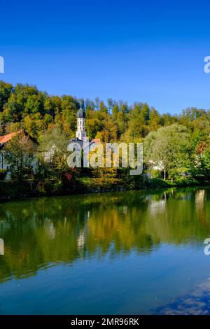 Wolfratshausen mit St. Andrew's Parish Church, Loisach River und Sebastiani's Footbridge, Wolfratshausen, Oberbayern, Bayern, Deutschland, Europa Stockfoto