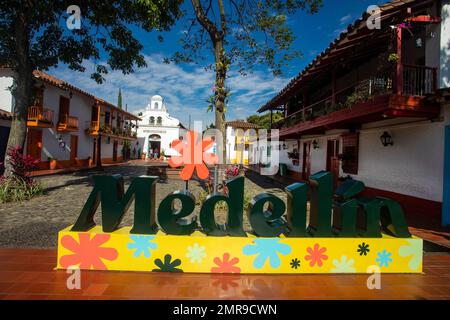 Medellin, Antioquia. Kolumbien - 26. Januar 2023. Pueblito Paisa ist eine der meistbesuchten Touristenattraktionen in der Stadt und befindet sich auf dem Nutibara-Hügel Stockfoto