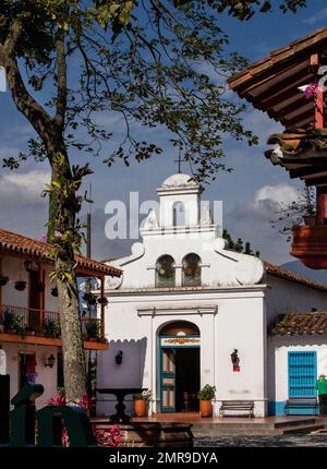Medellin, Antioquia. Kolumbien - 26. Januar 2023. Pueblito Paisa ist eine der meistbesuchten Touristenattraktionen in der Stadt und befindet sich auf dem Nutibara-Hügel Stockfoto