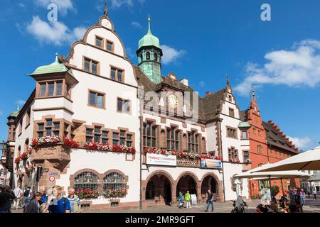 Neues Rathaus mit Glockenturm auf dem Rathausplatz, Freiburg im Breisgau, Baden-Württemberg, Deutschland, Europa Stockfoto