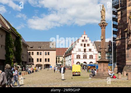 Westseite des Münsterplatzes mit Granar- und Kronenkolonne am Dom, Freiburg im Breisgau, Baden-Württemberg, Deutschland, Europa Stockfoto