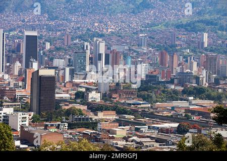 Medellin, Antioquia. Kolumbien - 26. Januar 2023. Luftqualität und Lärm gehören zu den am häufigsten auftretenden Problemen in der Stadt Stockfoto