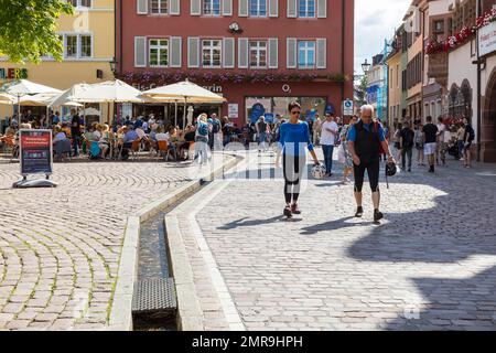 Bächle auf dem Rathausplatz, Freiburg im Breisgau, Baden-Württemberg, Deutschland, Europa Stockfoto