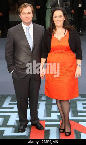 Regisseur Christopher Nolan und Frau Emma Thomas gehen auf dem roten Teppich zur britischen Premiere des neuen Warner Brothers-Films „Inception“, der am Odeon Leicester Square stattfindet. Der mit Spannung erwartete Sci-Fi-Action-Thriller, Regie von Nolan von „Batman Begins“ und „The Dark Knight“, spielt die von Oscar nominierten Schauspieler Leonardo DiCaprio, Marion Cotillard und Ellen Page. „Inception“ wird am 16. Juli in britischen und nordamerikanischen Theatern und im IMAX-Kino sowie im Juli und August in ganz Europa zu sehen sein. London, Großbritannien. 07/08/10. Stockfoto