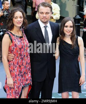 Leonardo DiCaprio begleitet seine wunderschönen Co-Stars Marion Cotillard und Ellen Page auf dem roten Teppich zur britischen Premiere des neuen Warner Brothers-Films „Inception“, der am Odeon Leicester Square stattfindet. Der mit Spannung erwartete Sci-Fi-Action-Thriller wird von Christopher Nolan aus den Berühmtheiten „Batman Begins“ und „The Dark Knight“ geleitet. „Inception“ wird am 16. Juli in britischen und nordamerikanischen Theatern und im IMAX-Kino sowie im Juli und August in ganz Europa zu sehen sein. London, Großbritannien. 07/08/10. Stockfoto