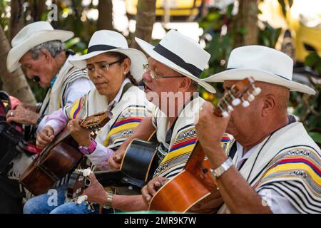 Medellin, Antioquia. Kolumbien - 26. Januar 2023. Antioquische Straßenkünstler, die traditionelle kolumbianische Musik aufführen Stockfoto