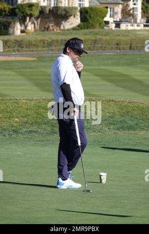 Pebble Beach, Kalifornien, USA. 31. Januar 2023. Hollywood-Schauspieler, Michael Pena übt vor dem AT&T Pro-am 2023, PGA Tour Golf-Event. Hier im berühmten Bunker von 18. am Pebble Beach Links Credit: Motofoto/Alamy Live News Stockfoto