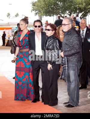 Jennifer Lopez und Ehemann Marc Anthony gehen mit ihren Freunden Gloria und Emilio Estefan über den orangefarbenen Teppich, während sie zum Spiel der Miami Dolphins im Land Shark Stadium in Miami, FL, ankommen. 1/3/10. . Stockfoto