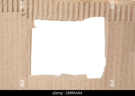 Loch in braunem Karton auf weißem Hintergrund Stockfoto