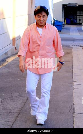 EXKLUSIV!! Schauspieler Jackie Chan zeigt ein Friedenszeichen und lächelt, während er unterwegs in Beverly Hills, CA, ist. 18. Juli 2012 Stockfoto