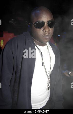 Rapper-Jadakiss-Partys im Nachtclub-Gerücht nach dem „Monster Jam“-Konzert. Jay-Z hat Berichten zufolge seine Rolle bei dem Konzert im TD Banknorth Garden für Lil Wayne erweitert. Wayne wurde gebeten, vom Sicherheitsdienst durchsucht zu werden, als er am Veranstaltungsort auftauchte und ablehnte. Er lehnte die Kooperation ab und verließ den Veranstaltungsort ohne Auftritt. Andere Darsteller des Konzerts waren Yung Berg und Ne-Yo. Boston, Massachusetts. 10/28/08. Stockfoto