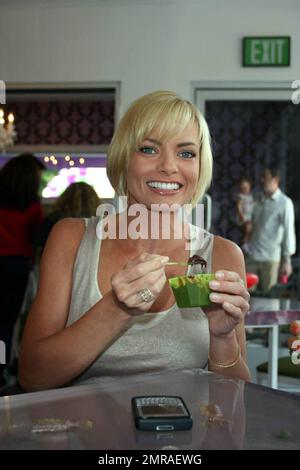 Die Schauspielerin Jaime Pressly spielt mit Melissa Joan Hart und ihren Freunden bei der Eröffnung von Hart's neuem Süßwarenladen herum. Pressly genoss etwas Eis und einige der anderen Leckereien während der Festlichkeiten. SweetHarts ist ein Geschäft mit familiärem Flair, das Süßigkeiten, gefrorenen Joghurt und Eis zum Selbstbedienung und andere Köstlichkeiten serviert. Sherman Oaks, Kalifornien. 5/30/09. Stockfoto