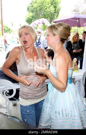 Die Schauspielerin Jaime Pressly spielt mit Melissa Joan Hart und ihren Freunden bei der Eröffnung von Hart's neuem Süßwarenladen herum. Pressly genoss etwas Eis und einige der anderen Leckereien während der Festlichkeiten. SweetHarts ist ein Geschäft mit familiärem Flair, das Süßigkeiten, gefrorenen Joghurt und Eis zum Selbstbedienung und andere Köstlichkeiten serviert. Sherman Oaks, Kalifornien. 5/30/09. Stockfoto