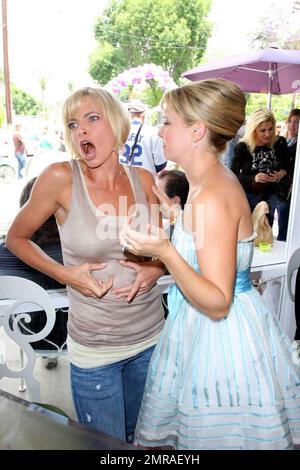 Die Schauspielerin Jaime Pressly spielt mit Melissa Joan Hart und ihren Freunden bei der Eröffnung von Hart's neuem Süßwarenladen herum. Pressly genoss etwas Eis und einige der anderen Leckereien während der Festlichkeiten. SweetHarts ist ein Geschäft mit familiärem Flair, das Süßigkeiten, gefrorenen Joghurt und Eis zum Selbstbedienung und andere Köstlichkeiten serviert. Sherman Oaks, Kalifornien. 5/30/09. Stockfoto
