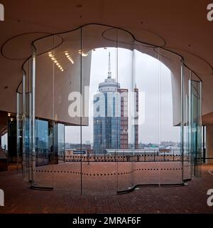 Öffentliche Aussichtsplattform, plaza mit geschwungenen Glaswinddämpfern mit Blick auf das Kolumbus Haus, die Elbphilharmonie, Hamburg, Deutschland, Europa Stockfoto