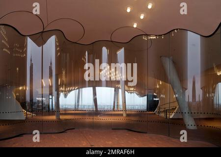 Öffentliche Aussichtsplattform, plaza mit geschwungenen Glaswinddämpfern, Elbphilharmonie, HafenCity, Hamburg, Deutschland, Europa Stockfoto