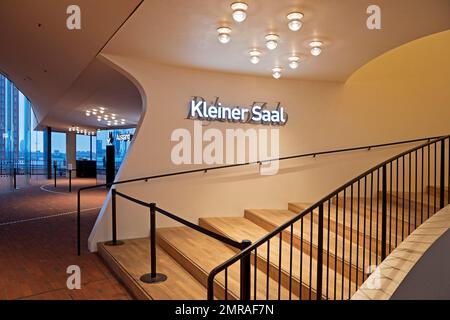 Plaza mit Backsteinboden und Zugang zur kleinen Konzerthalle, öffentliche Aussichtsplattform, Elbphilharmonie, Hamburg, Deutschland, Europa Stockfoto