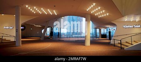 Plaza mit Backsteinboden und Eingängen zur großen und kleinen Konzerthalle, öffentlicher Aussichtsplattform, Elbphilharmonie, Hamburg, Deutschland, Europa Stockfoto