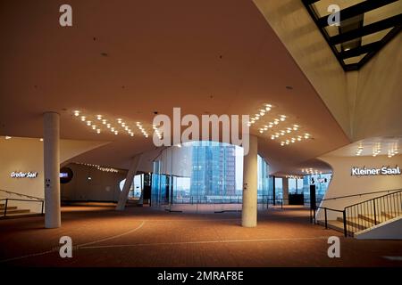 Plaza mit Backsteinboden und Eingängen zur großen und kleinen Konzerthalle, öffentlicher Aussichtsplattform, Elbphilharmonie, Hamburg, Deutschland, Europa Stockfoto
