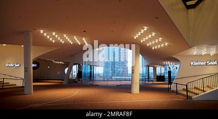 Plaza mit Backsteinboden und Eingängen zur großen und kleinen Konzerthalle, öffentlicher Aussichtsplattform, Elbphilharmonie, Hamburg, Deutschland, Europa Stockfoto