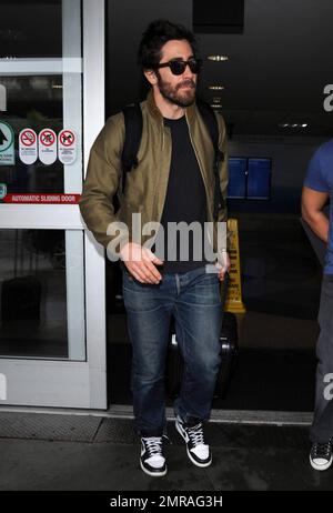 Jake Gyllenhaal kommt am Flughafen LAX vor der Preisverleihung der Golden Globes Awards an, an der er mit seiner Schwester Maggie Gyllenhaal teilnahm. Los Angeles, Kalifornien. 11. Januar 2015. Stockfoto