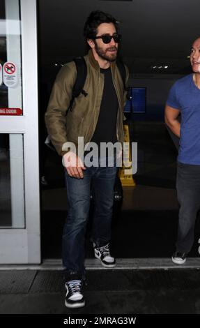 Jake Gyllenhaal kommt am Flughafen LAX vor der Preisverleihung der Golden Globes Awards an, an der er mit seiner Schwester Maggie Gyllenhaal teilnahm. Los Angeles, Kalifornien. 11. Januar 2015. Stockfoto