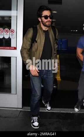 Jake Gyllenhaal kommt am Flughafen LAX vor der Preisverleihung der Golden Globes Awards an, an der er mit seiner Schwester Maggie Gyllenhaal teilnahm. Los Angeles, Kalifornien. 11. Januar 2015. Stockfoto