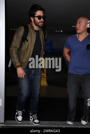 Jake Gyllenhaal kommt am Flughafen LAX vor der Preisverleihung der Golden Globes Awards an, an der er mit seiner Schwester Maggie Gyllenhaal teilnahm. Los Angeles, Kalifornien. 11. Januar 2015. Stockfoto