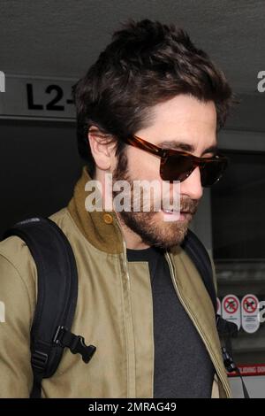 Jake Gyllenhaal kommt am Flughafen LAX vor der Preisverleihung der Golden Globes Awards an, an der er mit seiner Schwester Maggie Gyllenhaal teilnahm. Los Angeles, Kalifornien. 11. Januar 2015. Stockfoto